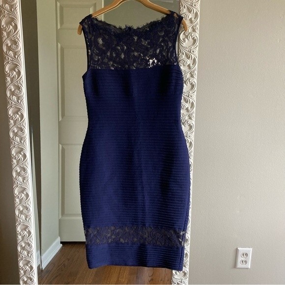 Tadashi Shoji Navy Blue Lace Ribbed Cocktail Dress Size Small - excellent shape! - Picture 1 of 11